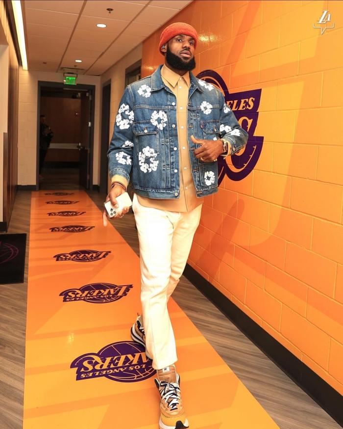 詹姆斯赤膊苦练冲击38000分 全队一个词描述他：两小弟称其幼稚