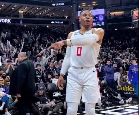 威少举报球迷一幕曝光：喊来保安赶走球迷 一脸生气示意他们都得出去