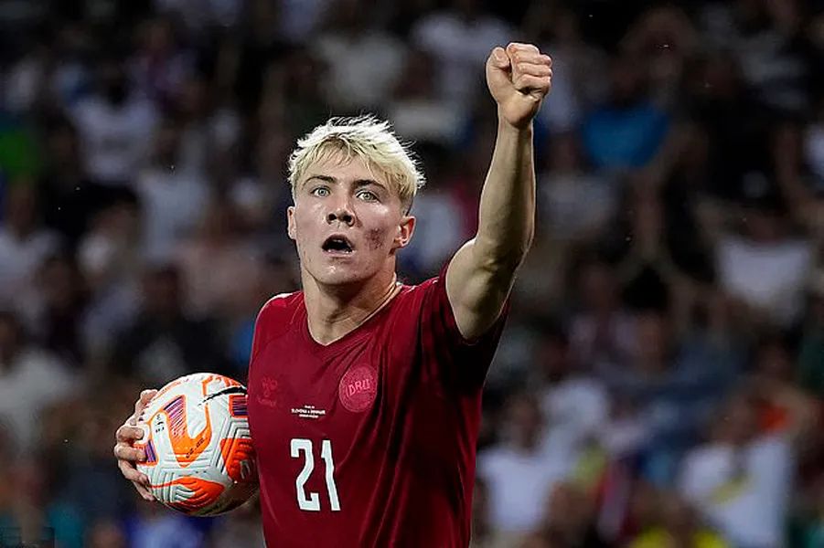 曼联称必买前锋只是时间问题！滕哈格将卖人筹钱，签铁腰仍有变数