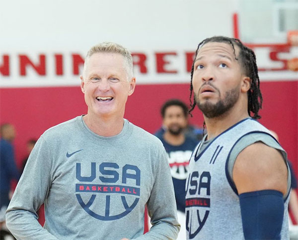 美国男篮大胜陪练队：科尔变阵+盛赞布伦森 两队合影留念陪练队解散