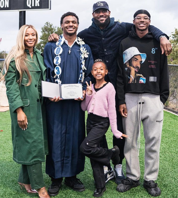 詹姆斯辟谣去向流言：陪伴家人为重，未来仍未确定