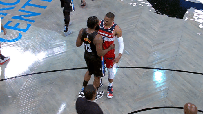 暖心！哈登拥抱韦少畅聊，欧文比尔互换球衣+韦少脱衣露腹肌显身材