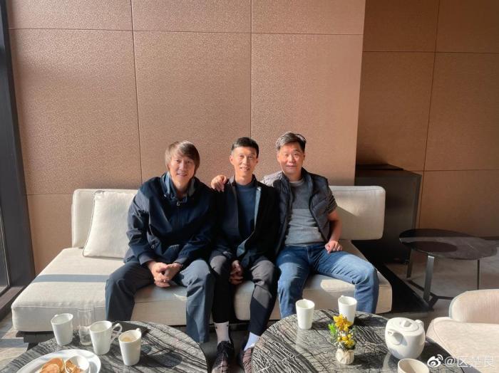 区楚良晒李铁、李霄鹏合照：阳光正好，老友相聚