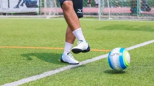 足球传球的动作要领是什么?足球传球有几种?