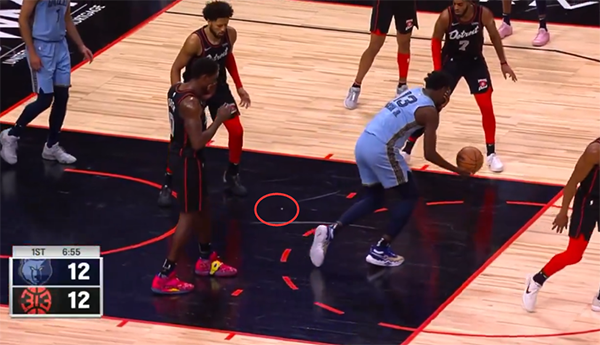 NBA意外事件簿：特纳扣弯手指，杜伦牙齿脱落，火爆冲突不断！