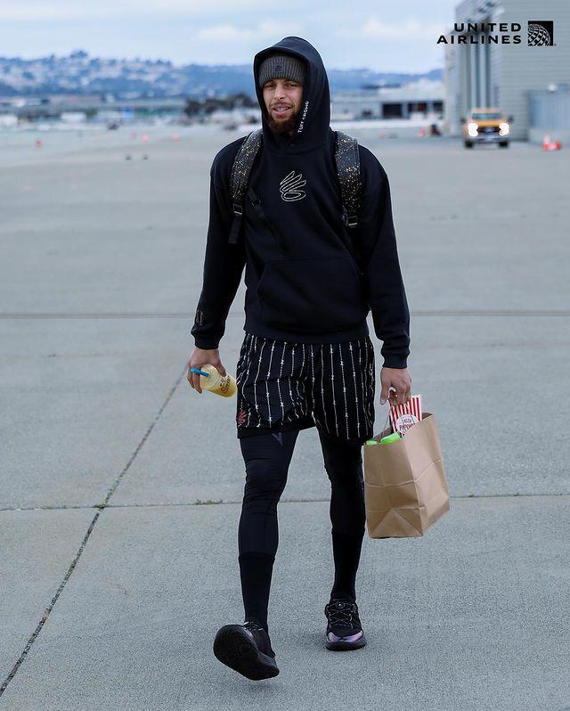 勇士全队飞往洛杉矶：库里兴奋希望拿下G3 克莱面带笑容或延续神勇