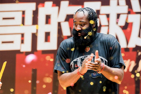 感动！哈登中国行，现场巨幅铁杆粉丝头像，大胡子手指科比照片