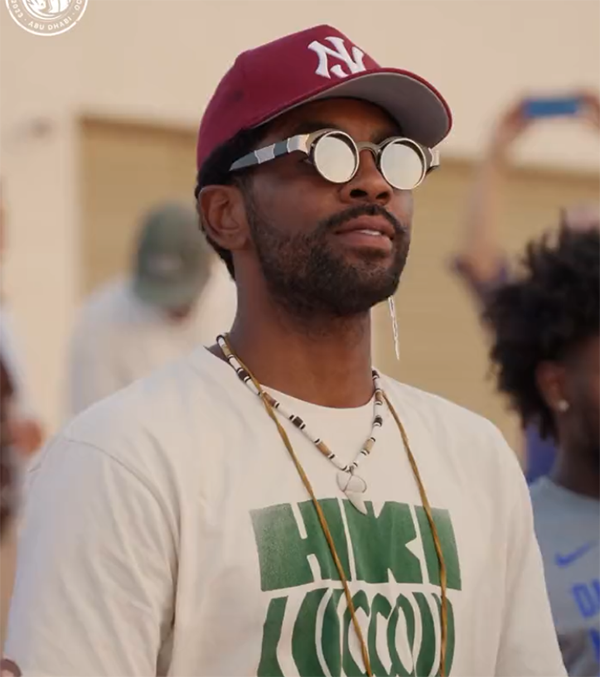 独行侠全队合影出炉！欧文骑骆驼东契奇乐开怀 众将都在沙漠中玩嗨了