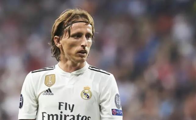 和皇马完成1年续约，37岁的莫德里奇能拿多少年薪？