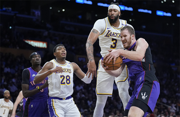 湖人艰难时刻：浓眉8投22分后左眼受伤 戳眼之痛退赛打击大