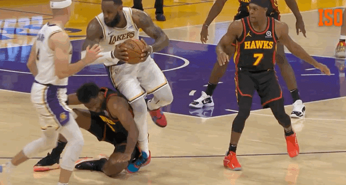 引众怒！老鹰悍将撞伤詹姆斯，社媒被球迷攻陷，无奈关闭评论