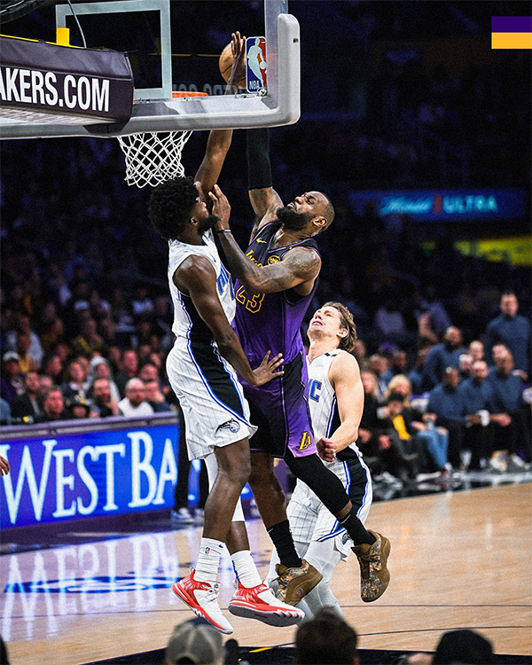 詹姆斯39岁用隔扣与怒瞪，奏响湖人主场激情澎湃的乐章