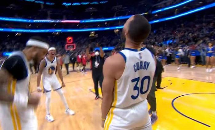 库里绝杀乐坏了！飞奔全场疯狂跳舞，仰天怒吼太燃，火箭球员蒙圈