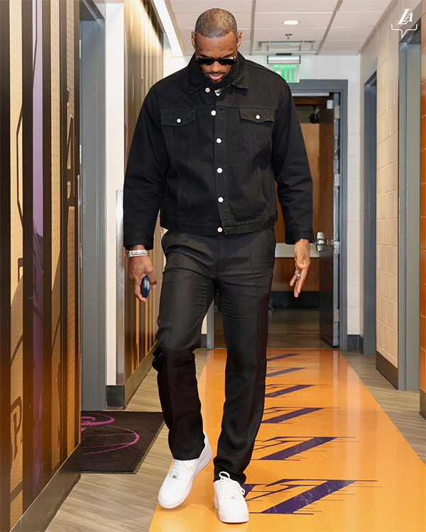 詹皇穿金戴钻提前入场！艾弗森评历史最强首选乔丹：老詹排在科比之后