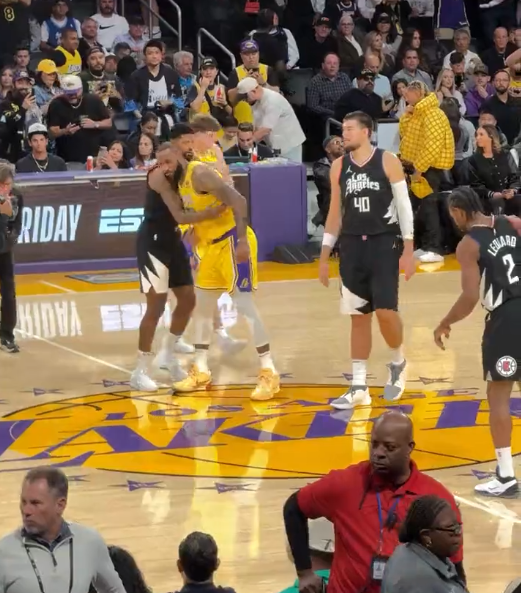 詹威决裂？詹姆斯与快船主力握手拥抱 威少站远处等致意结束才走过来