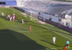 拉莫斯被拽倒地后向裁判抱怨: 我手臂差点断掉!