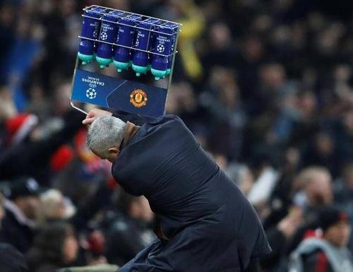 穆帅摔水瓶庆祝怎么回事？原因是什么？