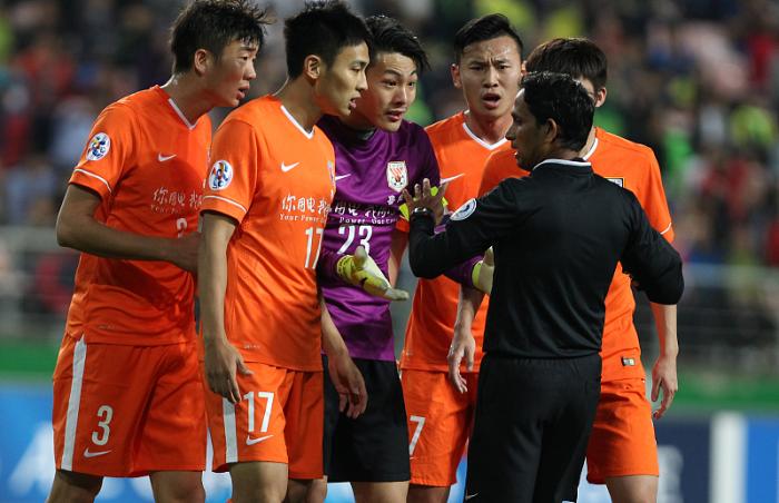 吴兴涵被“二停”，28岁泰山后卫或再次离队