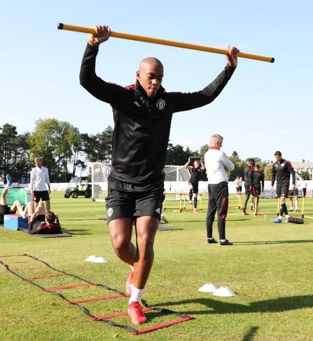 下赛季还进不进厂？马夏尔“削发明志”，剃成光头