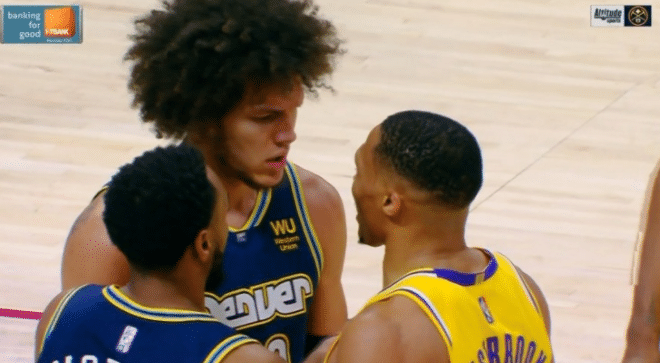 双方爆发口角冲突，威少起身后怒顶戈登，小乔丹等拉架