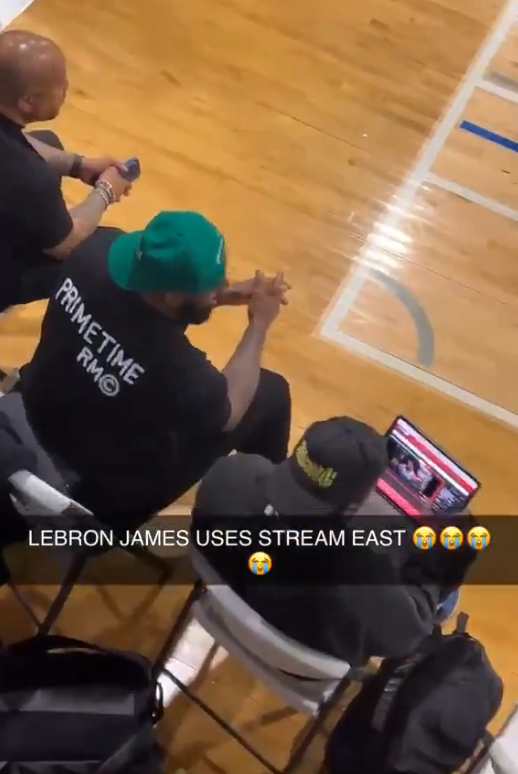 詹姆斯竟看盗版直播？探头蹭球行为引关注，球迷忧免费网站前景