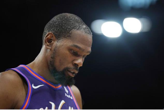 被绿军狂虐，三节丢100分，谁注意杜兰特反应，太阳输球罪人被弃用