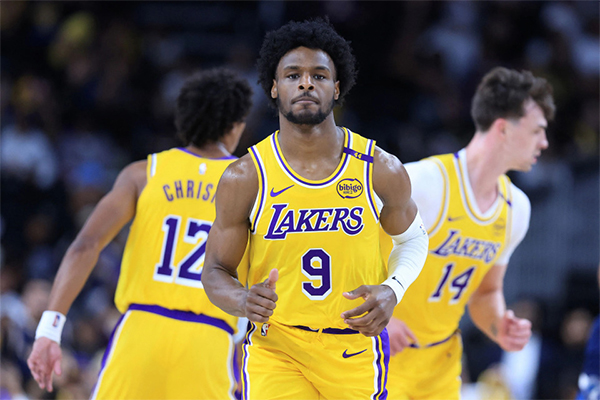 布朗尼三战11投仅2分引热议，被指换别人早被裁