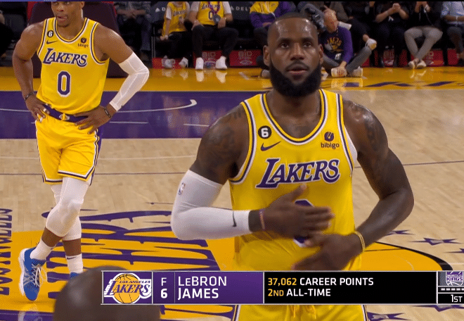 湖人季前赛：詹姆斯首节4中0浓眉吃T 威少2投5分哄娃娃庆祝