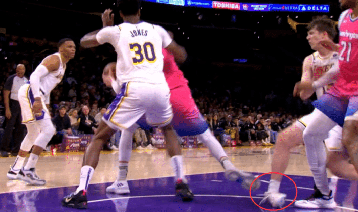 湖人又伤一人：里夫斯脚踝90度崴伤 表情痛苦一瘸一拐返回更衣室