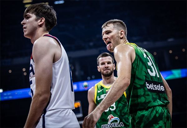 立陶宛球员回应嘲讽里夫斯！更衣室庆祝曝光：戴美国队帽子拥抱队友