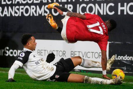 曼联昔日水货已成真正铁腰！被犯规裁判没吹，二话不说爬起抢回球