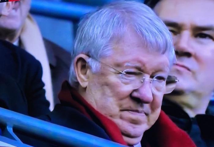 曼联惨败弗爵惨遭曼城球迷嘲讽！白花了12亿引援，却远远落后死敌