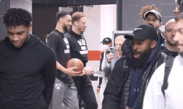 西蒙斯现身费城主场！和格里芬有说有笑 球迷边要签名边质问太狠