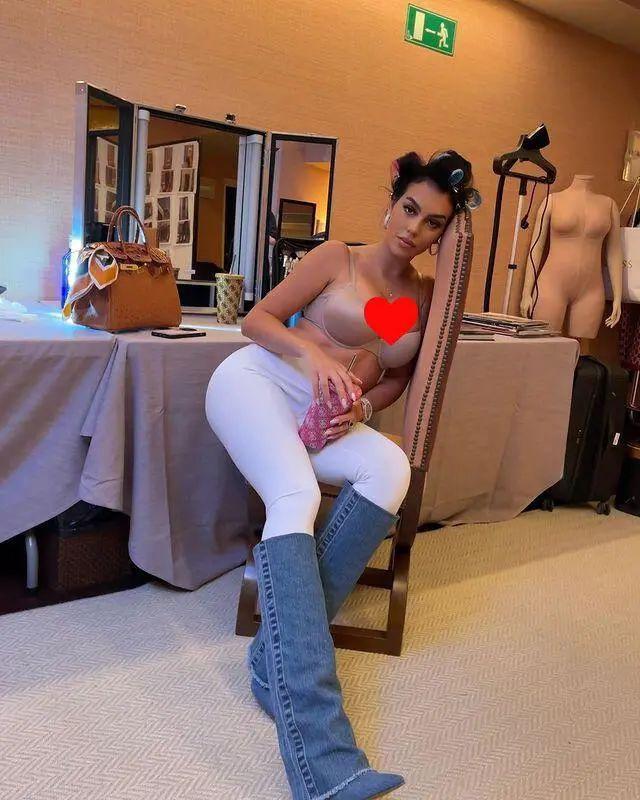 回应和C罗分手，乔治娜胸衣出镜，赘肉明显，还要给C罗生两孩