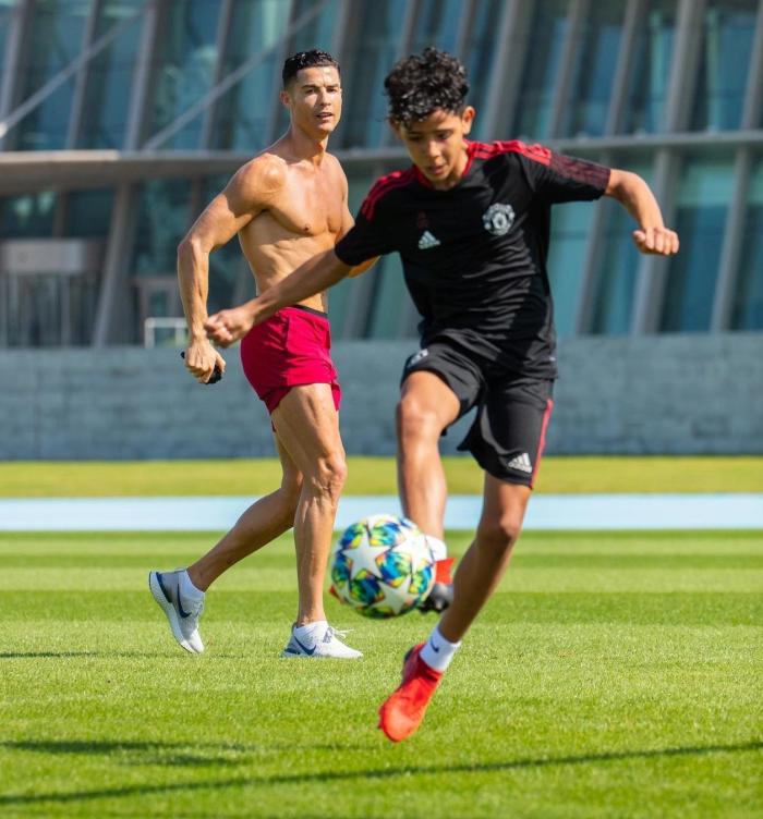 迷你罗欲与C罗同场竞技，请求父亲先别退役！恐难在曼联联手圆梦