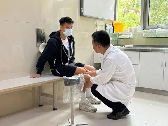 武磊带伤报国，两针封闭飞赴青岛报到，参赛前景待评估