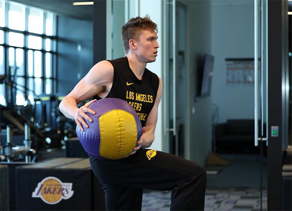 湖人17号秀强壮升级！得威少保罗言传身教，剑指詹姆斯带刀侍卫之位