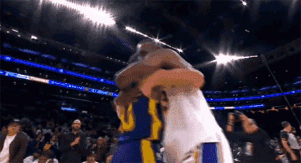 热血对决！勇士逆袭湖人，詹姆斯库里热拥全场