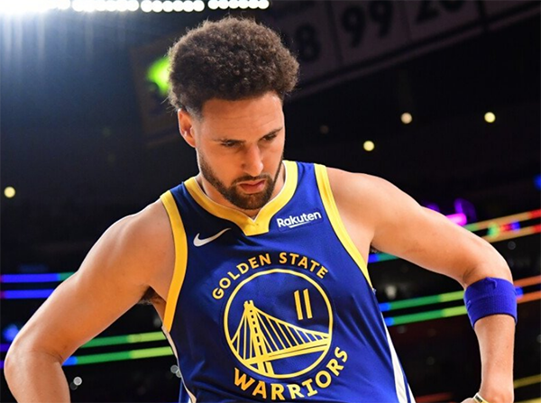 克莱时隔4358天首次替补：连续727场首发终结 无脑犯规后丢掉首发