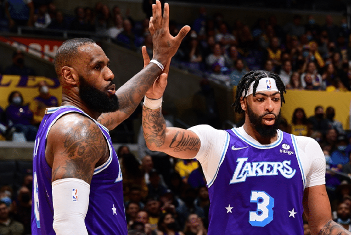 湖人尼克斯裁判报告！漏吹威少推人+浓眉被夹手臂，错判巴雷特技犯