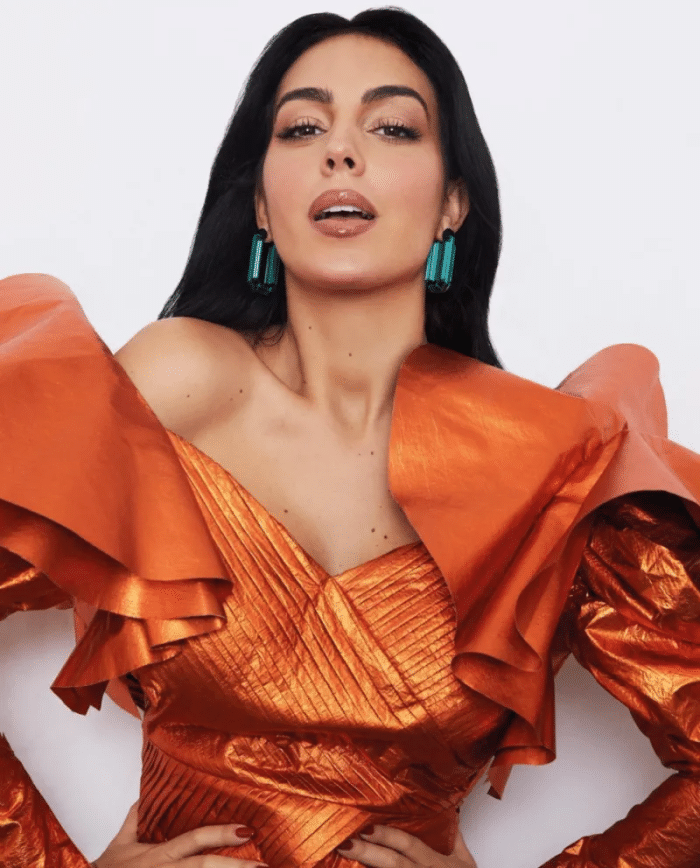 C罗母亲为何选择时薪10英镑的乔治娜当儿媳？有名的伊莲娜不要