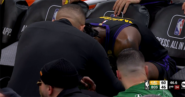 湖人又遭打击：詹眉伤停后范德彪无接触受伤 一瘸一拐返回更衣室