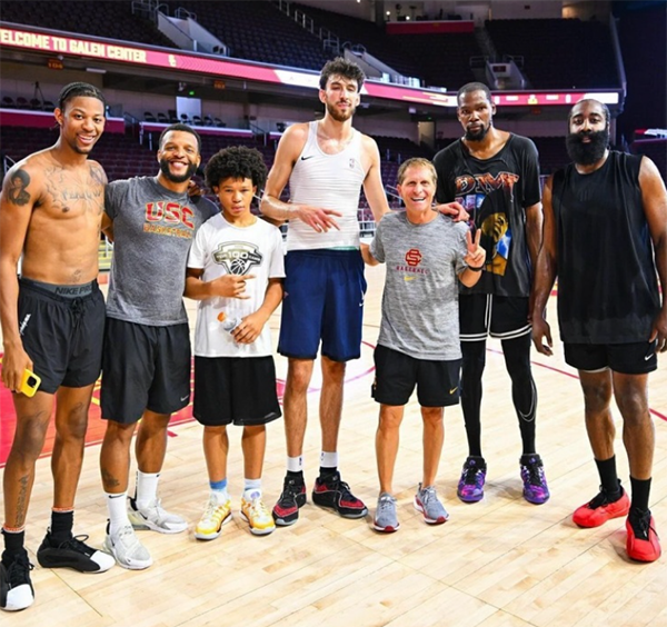 杜兰特与哈登合练 太阳辟谣不会交易阿杜