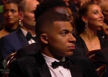 金球奖仅排第6！姆巴佩不满当众黑脸，曾预测自己前3，走红毯遭狂嘘