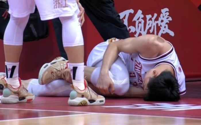 马尚跟腱断裂，吴前伤情更新，卫冕悬了，杜峰为执着付出代价