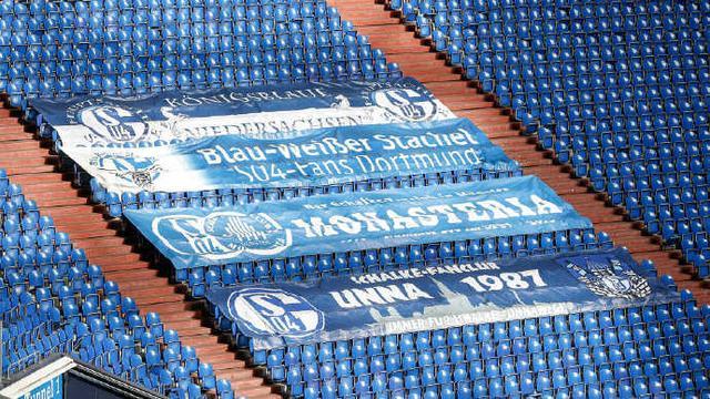 忍不了！沙尔克球迷试图冲进球场，被警察镇压