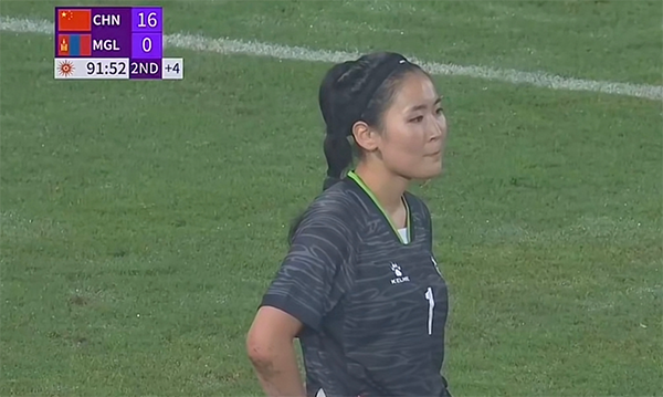 心疼蒙古女足门将！亚运会最惨之人，扑球获欢呼，颜值引热议