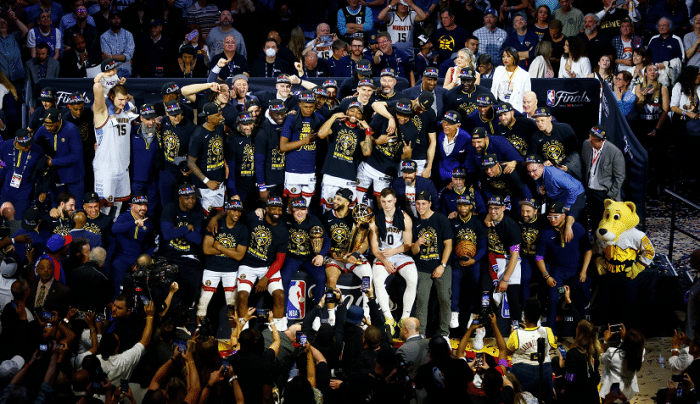 杨毅预测成真！从新晋乌鸦嘴到压哨封神，与员工开香槟庆祝