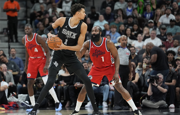 文班亚马27分炸裂表现，攻防统治让快船崩盘，哈登17分钟无奈认栽