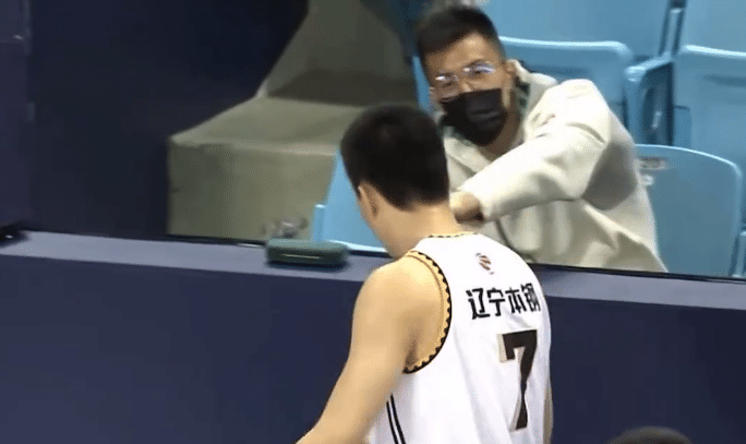 争议！赵继伟吃技犯不满，被队友赶紧拉开，郭艾伦场边晃张镇麟